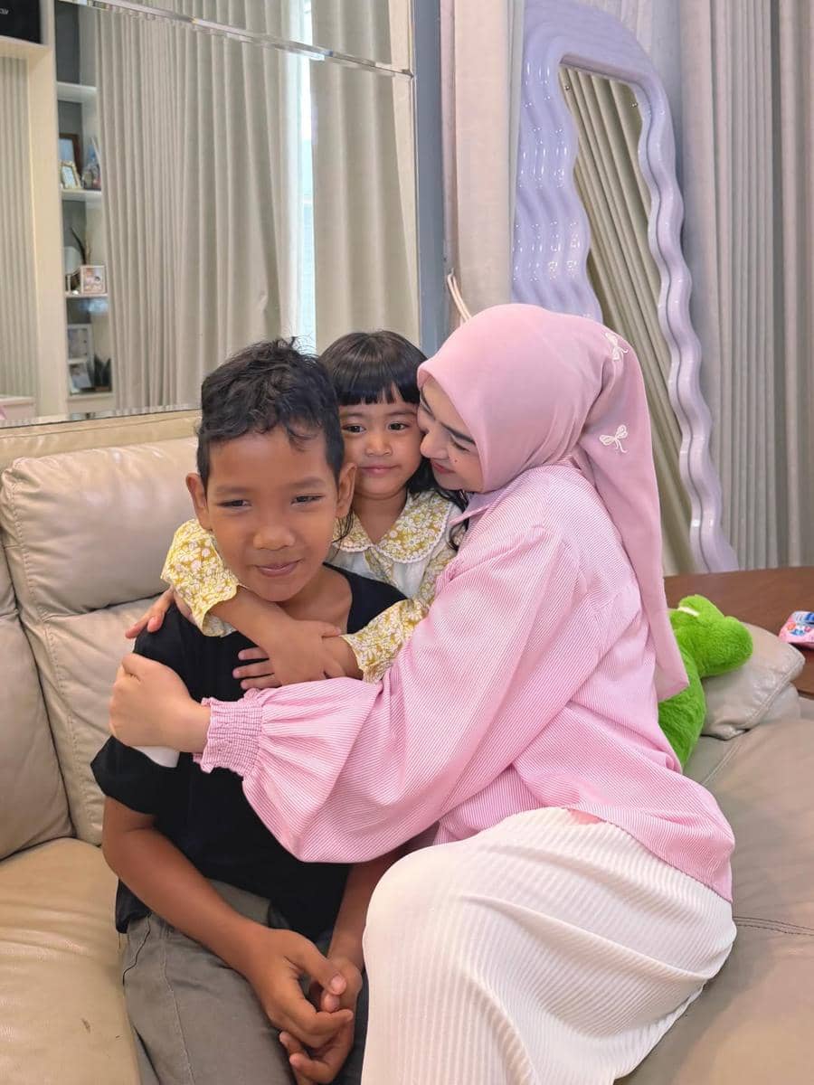 Ria Ricis ajak anak angkat main bareng Moana