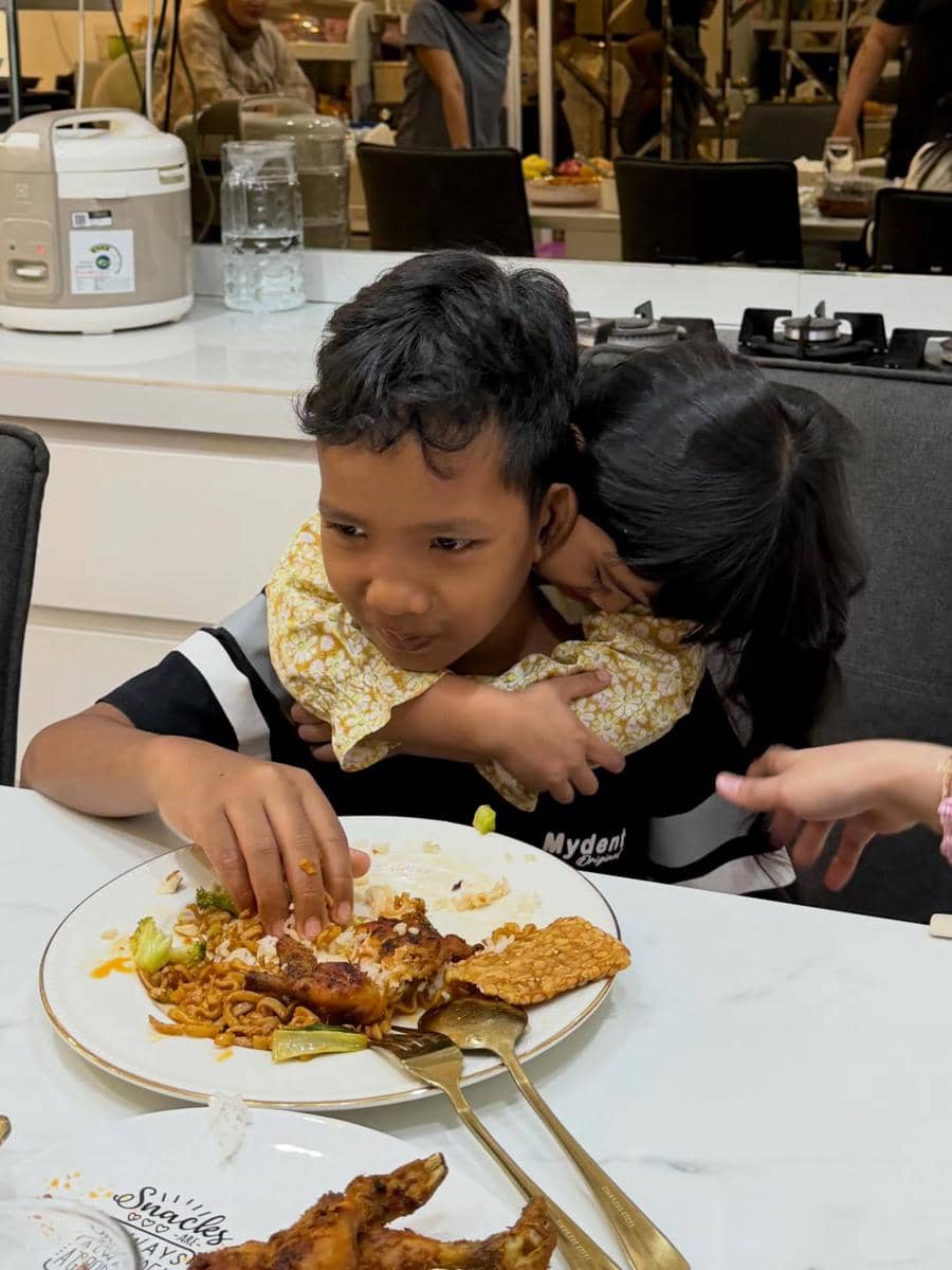 Ria Ricis ajak anak angkat main bareng Moana