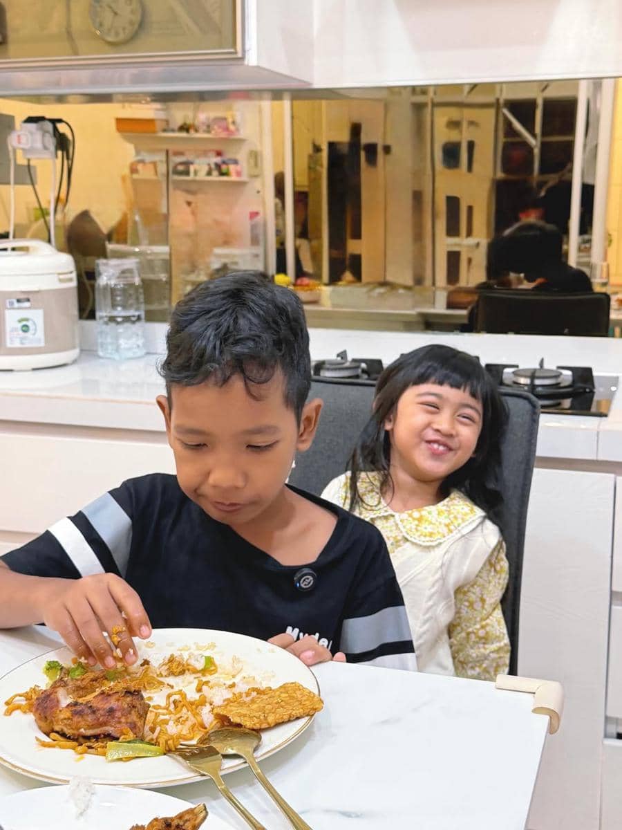 Ria Ricis ajak anak angkat main bareng Moana