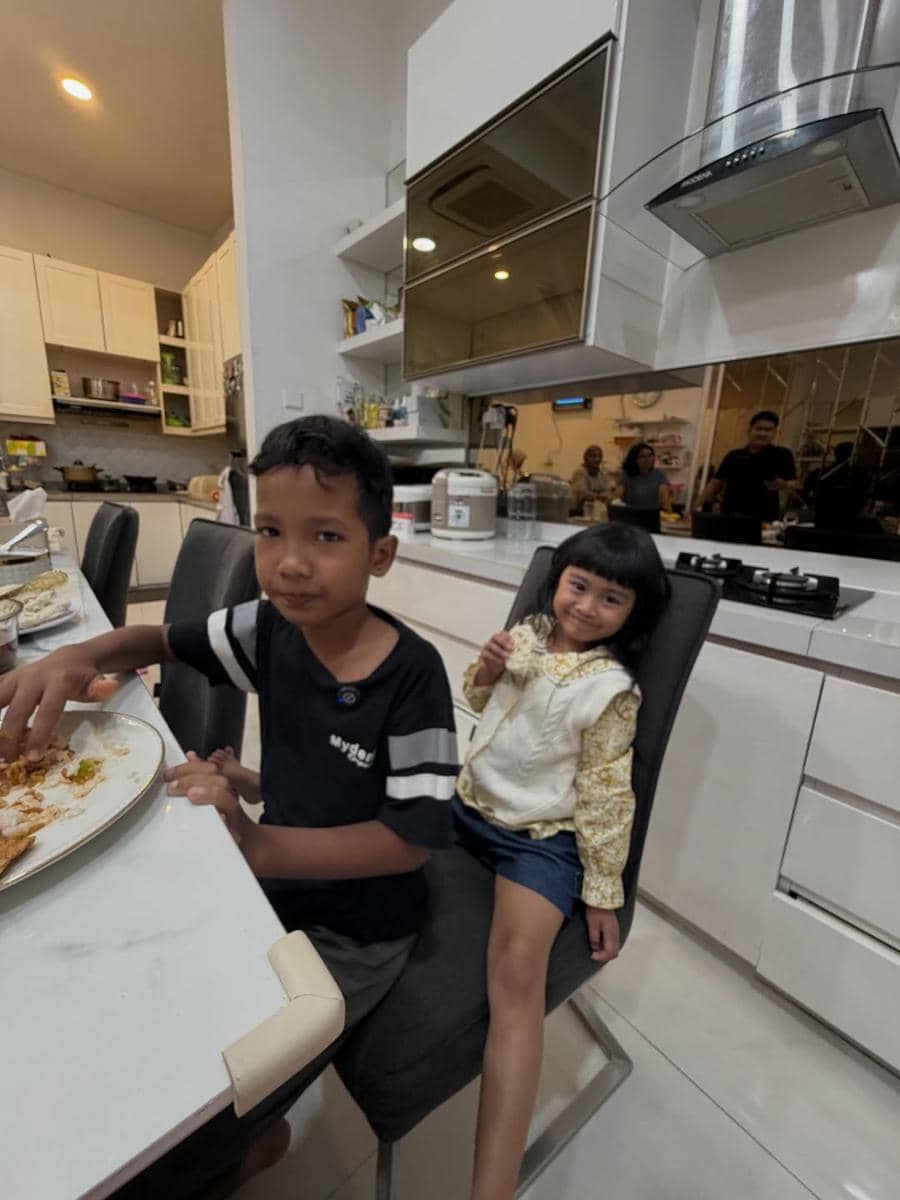 Ria Ricis ajak anak angkat main bareng Moana