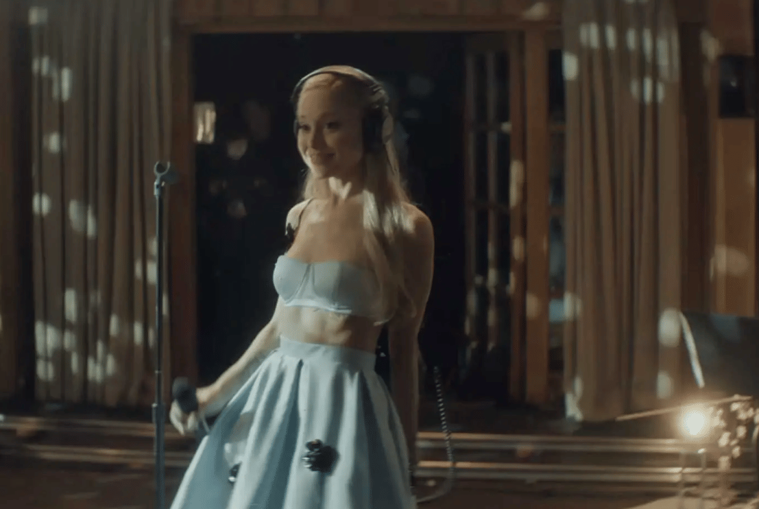 Ariana Grande menyanyikan "Honeymoon Avenue"