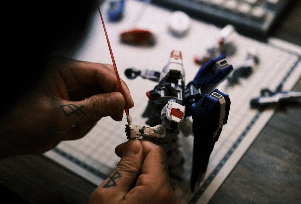 ilustrasi merakit Gunpla