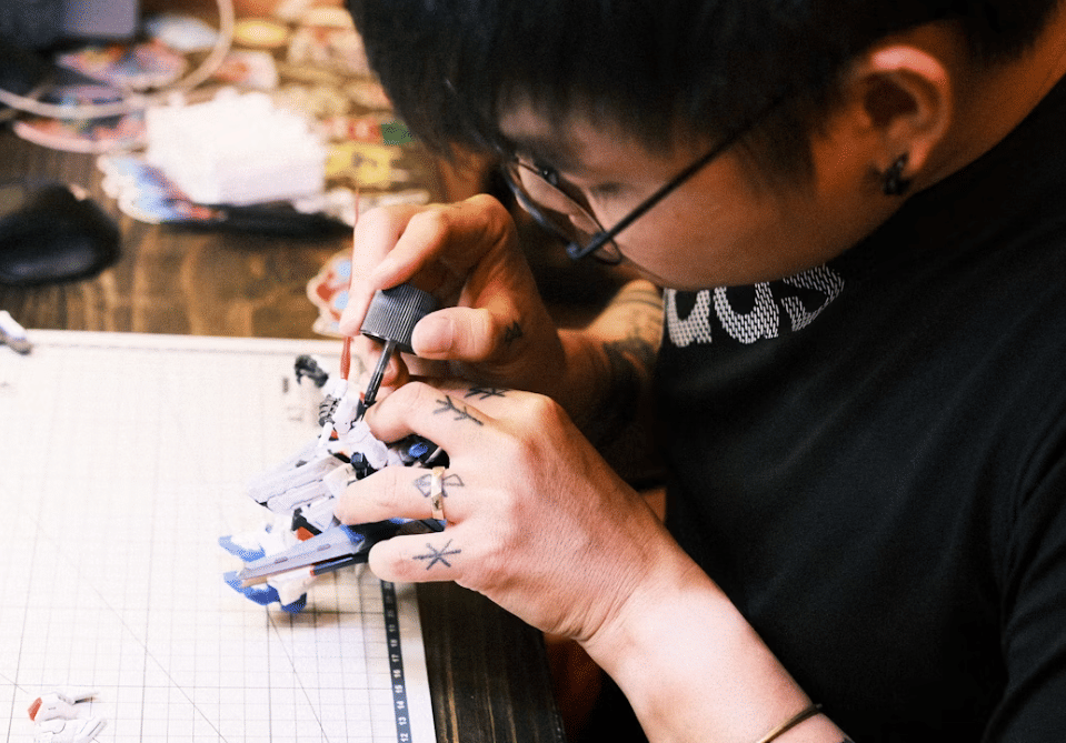 ilustrasi merakit Gunpla