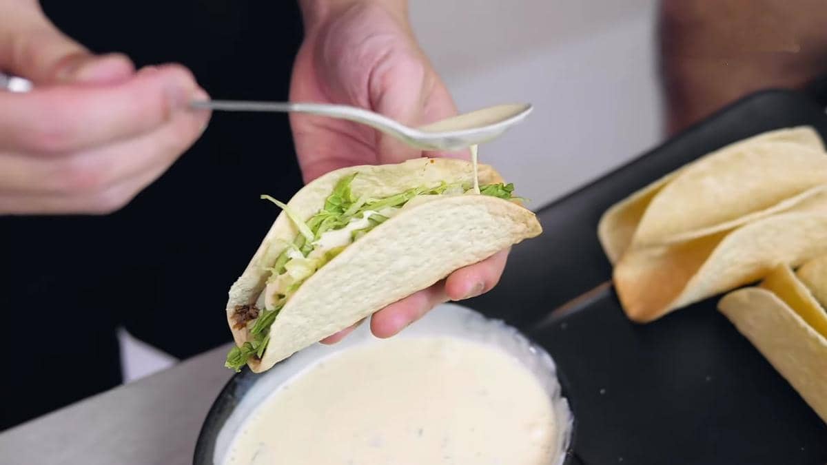 ilustrasi membuat beef taco