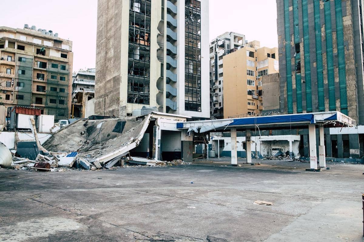 Sebuah bangunan di Kota Beirut, Lebanon, hancur akibat serangan Israel.