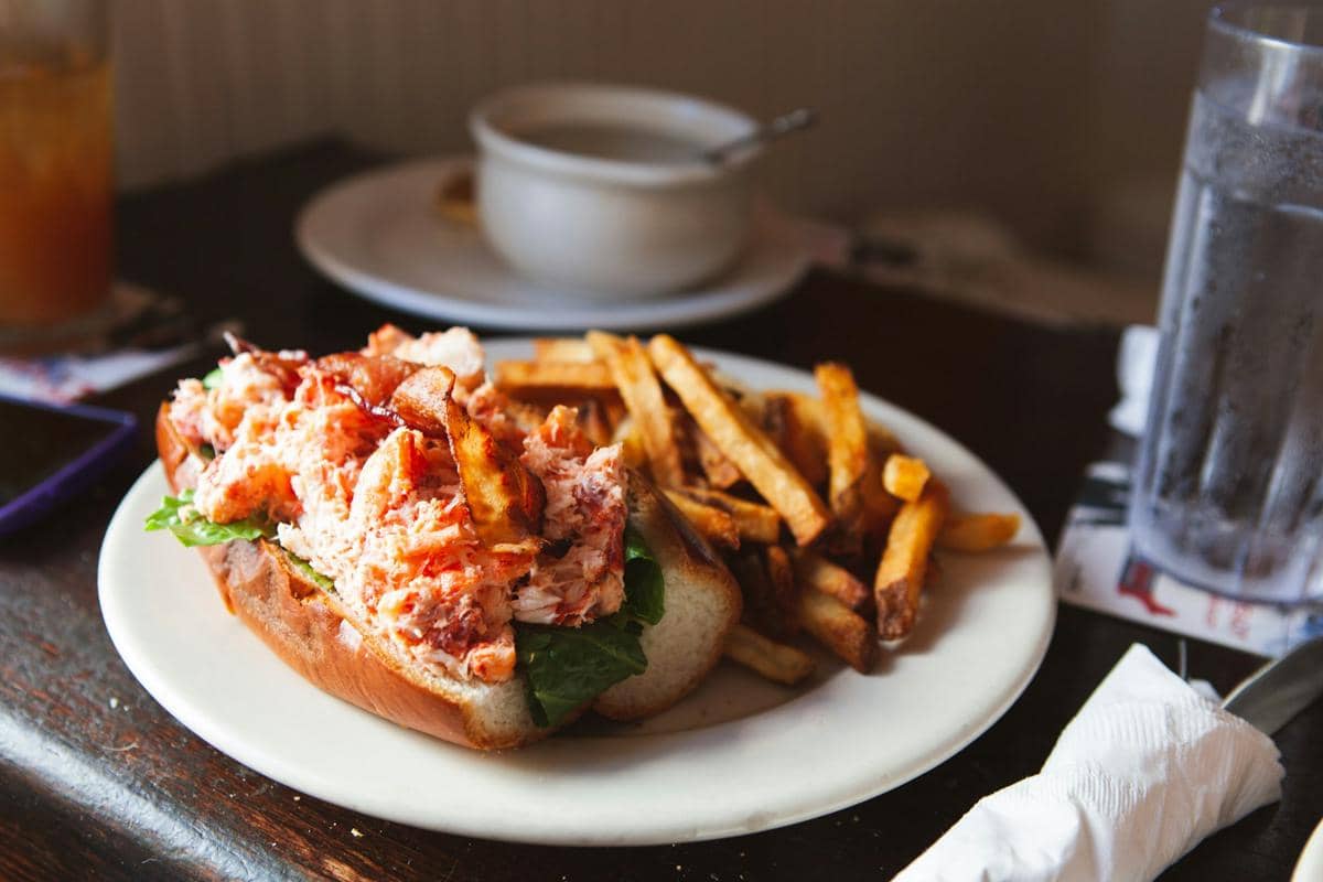 ilustrasi lobster roll