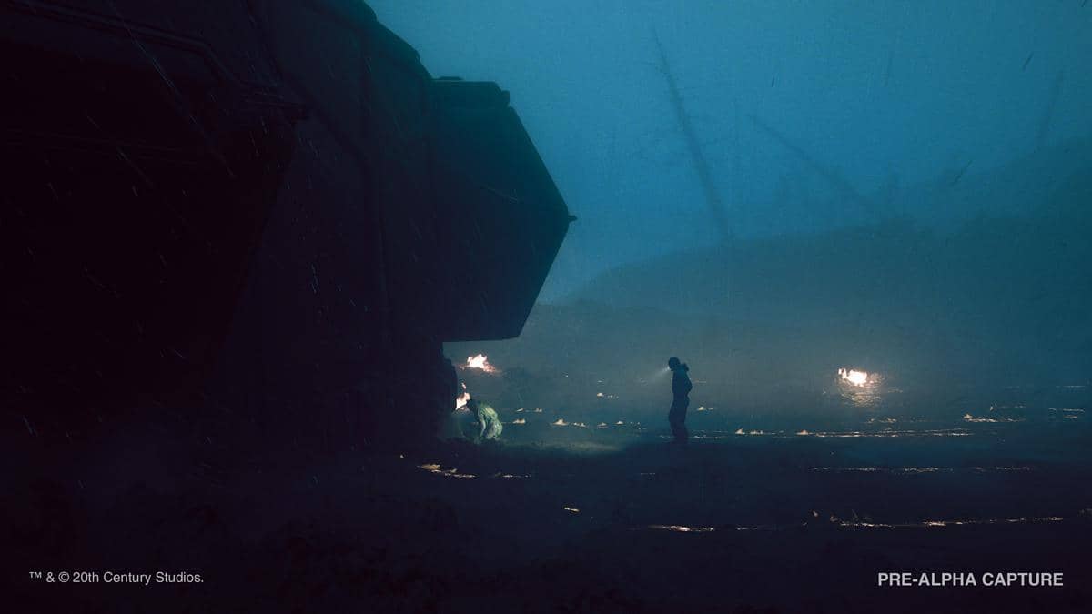 Seorang karakter berdiri di lingkungan berkabut dengan pencahayaan redup di dekat bangunan besar dalam cuplikan awal gim Alien: Isolation 2.