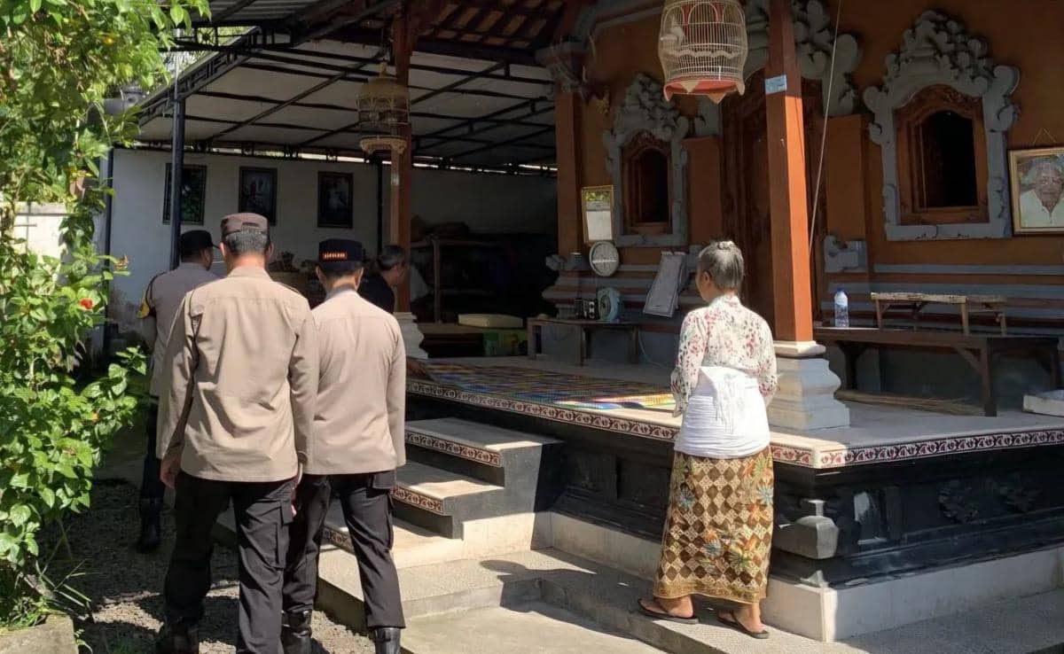 Jajaran Polsek Bebandem saat memberikan himbauan keamanan ke sejumlah Griya di Desa Budakeling. (Dok. IDN Times/Istimewa)