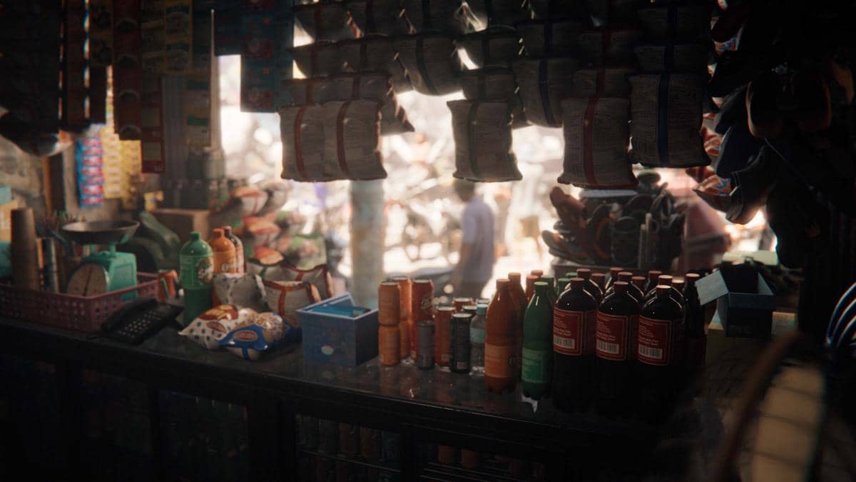 Pemandangan dalam warung kecil dengan rak berisi minuman botol, makanan ringan tergantung, dan suasana pasar di luar jendela.