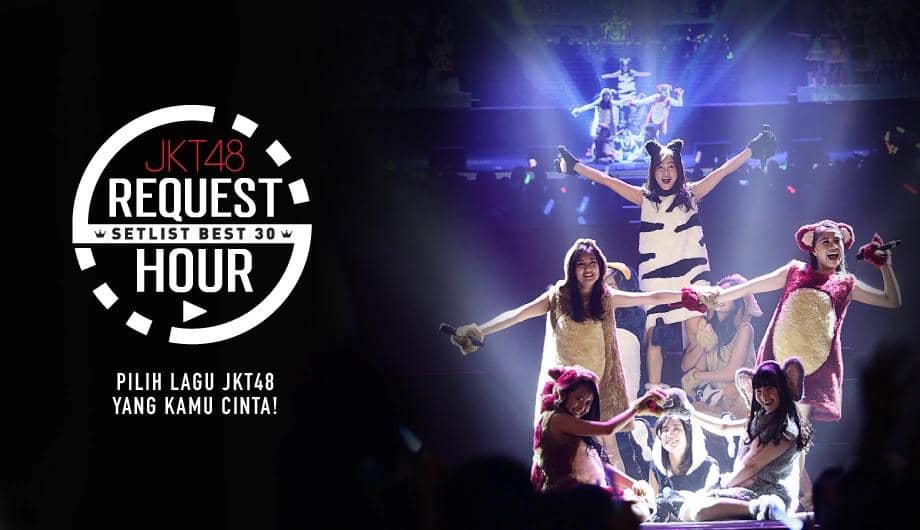 Penampilan panggung JKT48 dalam acara Request Hour dengan anggota mengenakan kostum hewan berwarna cerah di bawah sorotan lampu.