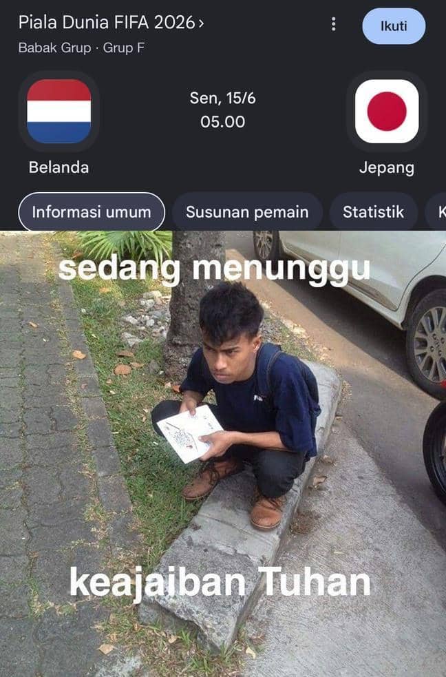 Meme pertandingan Belanda vs Jepang di Piala Dunia 2026 dengan gambar pria jongkok di trotoar sambil memegang buku dan tulisan sedang menunggu keajaiban Tuhan.