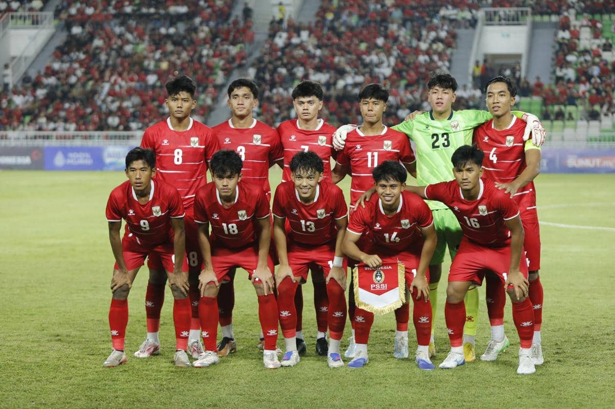 Sebelas pemain Timnas U-19 Indonesia berpose bersama sebelum pertandingan melawan Vietnam di Stadion Utama Sumut pada ajang AFF U-19 2026.
