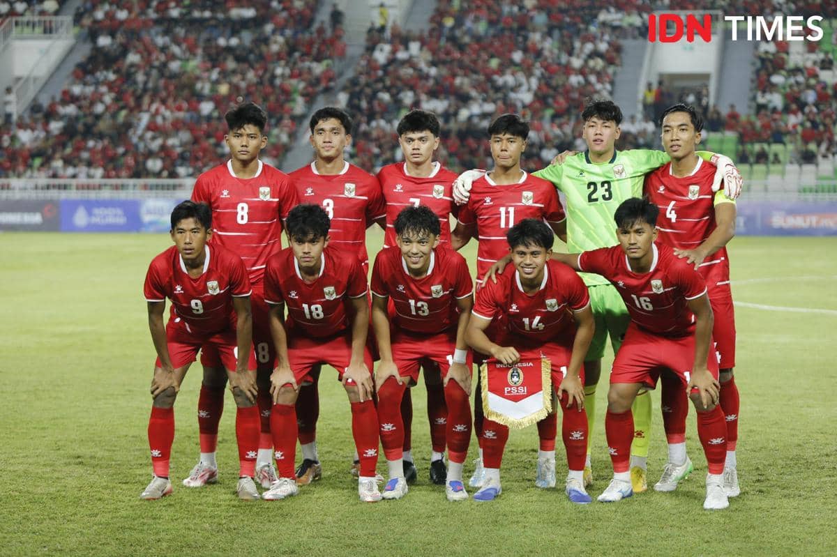 Sebelas pemain Timnas U-19 Indonesia berpose bersama sebelum pertandingan melawan Vietnam di Stadion Utama Sumut pada ajang AFF U-19 2026.