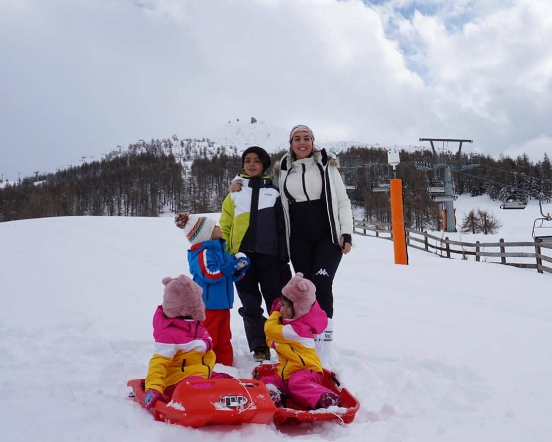 Nuestra divertida cita anual en la nieve ❄️⛄️❤️ My #family my #everything 💓 @cristiano.jpg