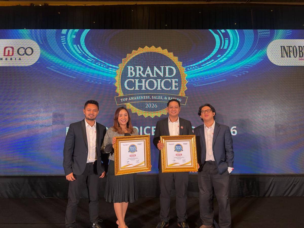 Empat perwakilan Motul berpose di panggung setelah menerima penghargaan Brand Choice 2026 dengan latar belakang logo acara.