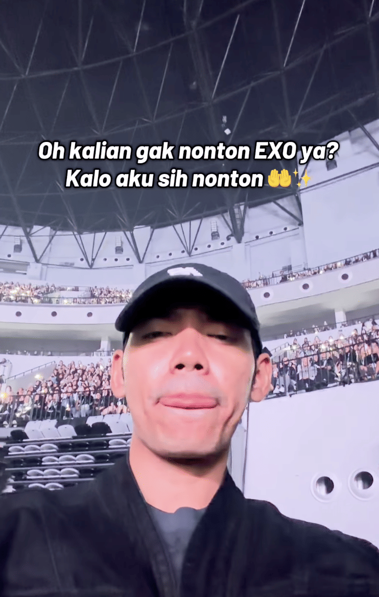 momen artis nonton konser EXO Day 2