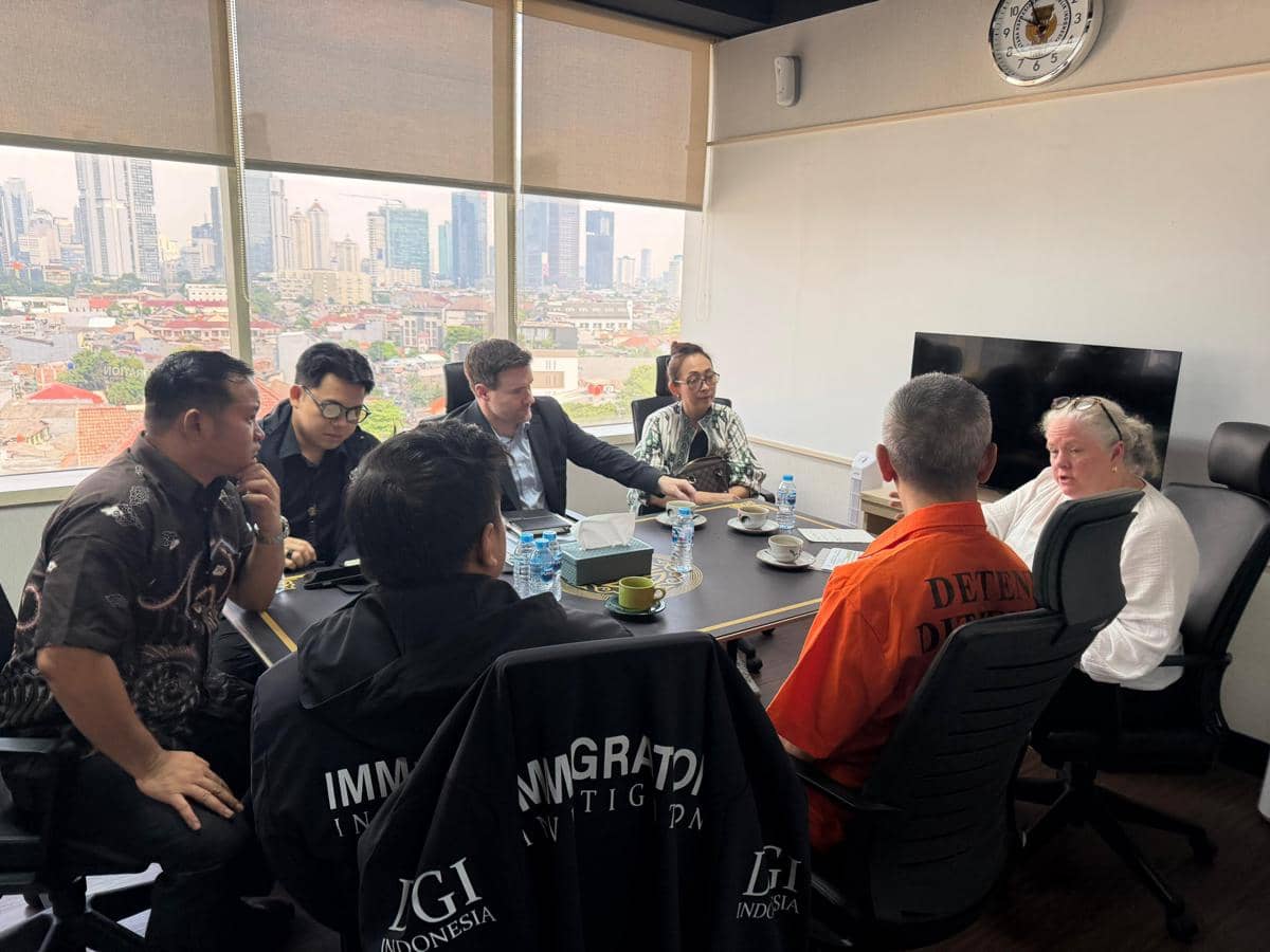 Petugas Imigrasi menangkap buronan Amerika Serikat kasus pelecehan seksual yang bersembunyi di bunker Depok.
