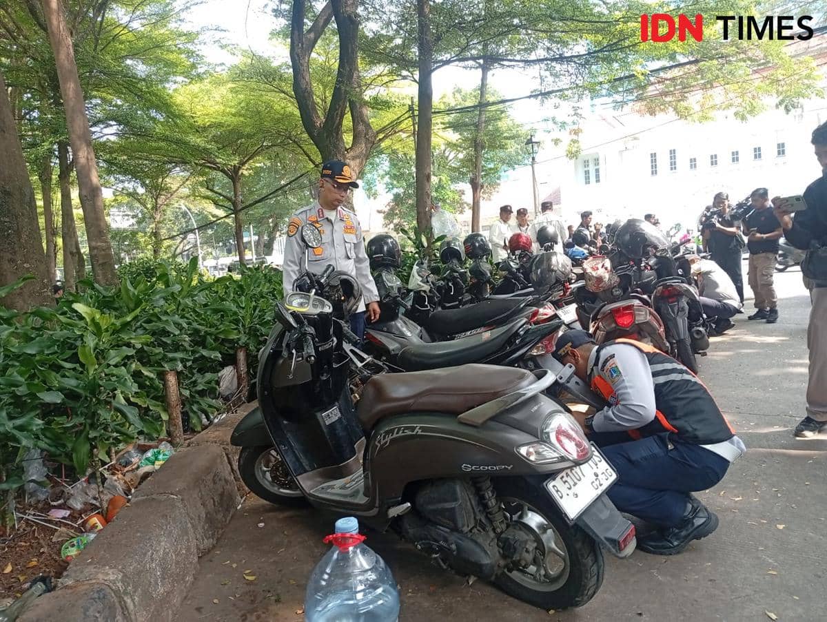 Dishub DKI dan petugas gabungan gelar operasi parkir liar senin 8 Juni 2026. 