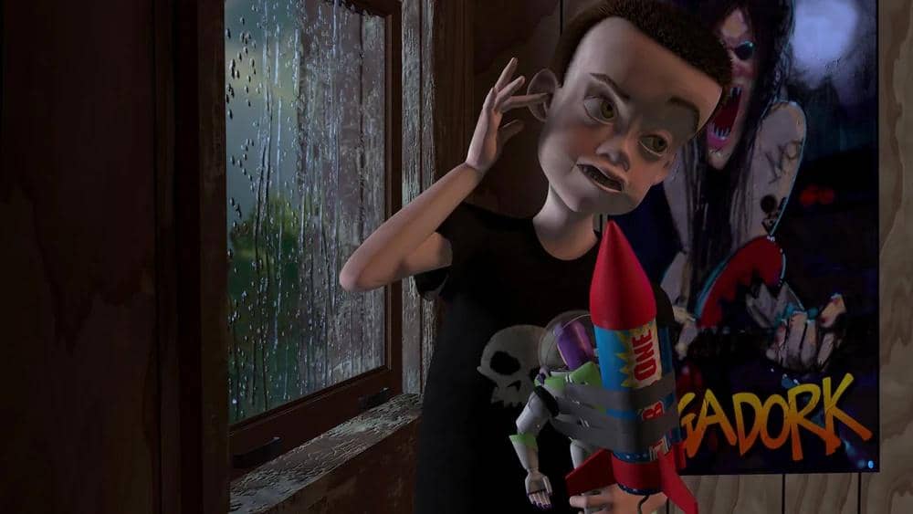 Seorang anak laki-laki berambut pendek memegang mainan Buzz Lightyear yang ditempeli roket di kamarnya saat hujan turun di luar jendela.
