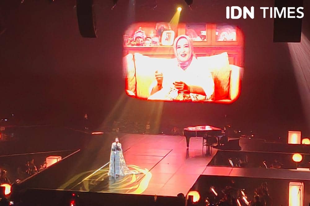 Raisa saat segmen tribute yang dipersembahkan untuk sang ibunda dalam konser Love & Let Go day 2 