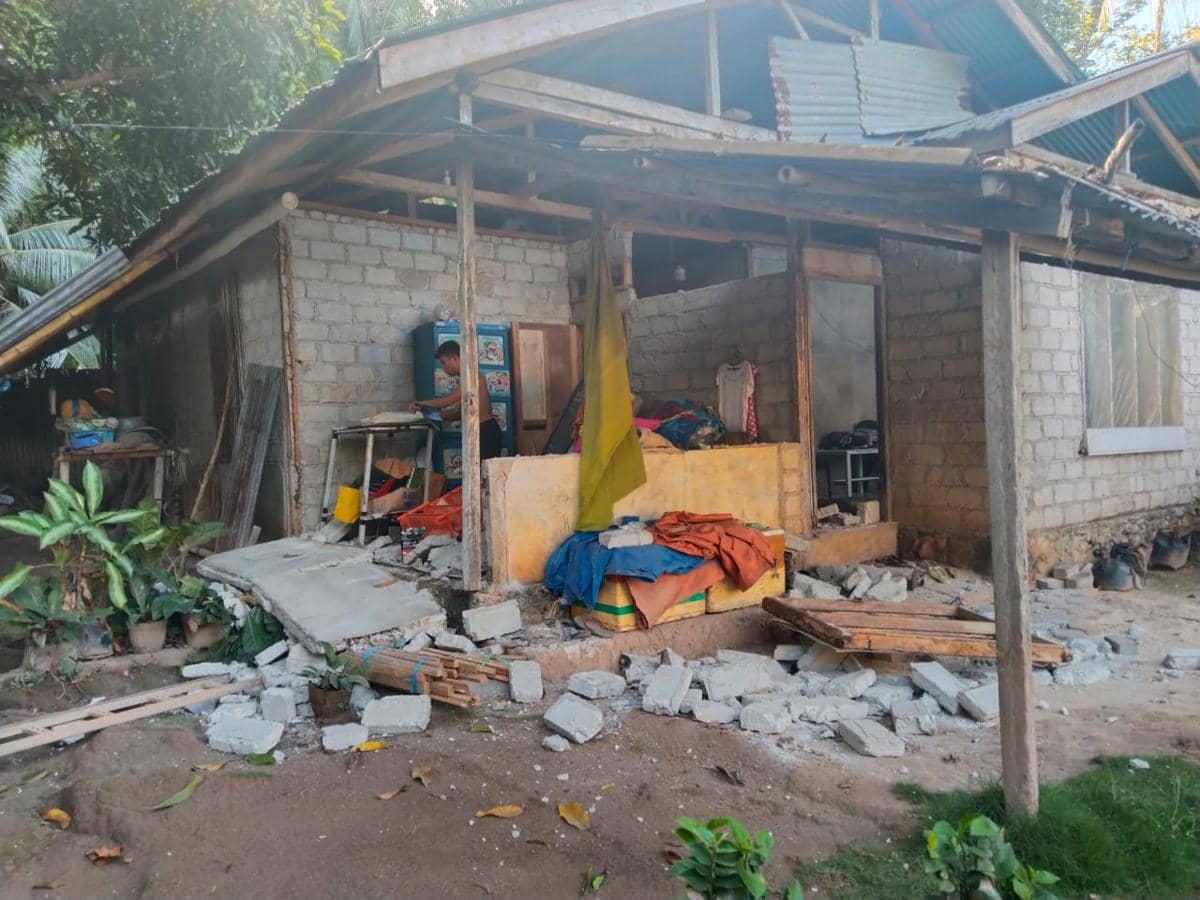 Rumah warga di Kepulauan Sangihe mengalami kerusakan parah dengan dinding runtuh dan puing berserakan akibat gempa magnitudo 7,7.