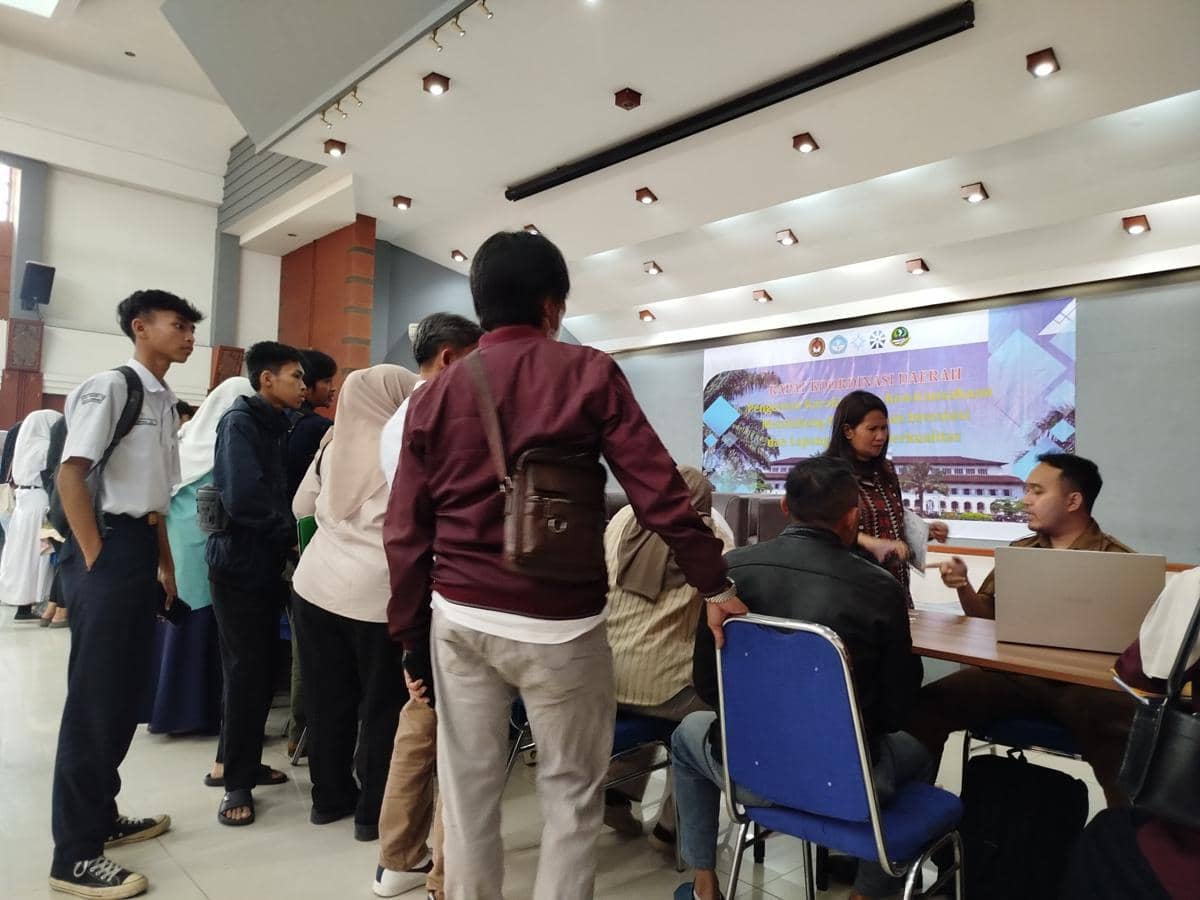 Ratusan Orang Tua Datangi Disdik Jabar, Bingung SPMB Maung dan PCMB