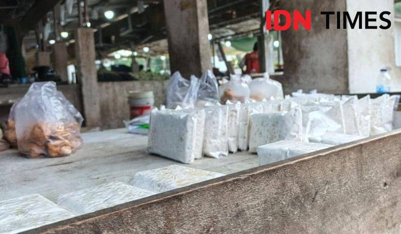 Pedagang tahu tempe di Pasar Randik Sekayu tetap bertahan di harga normal.