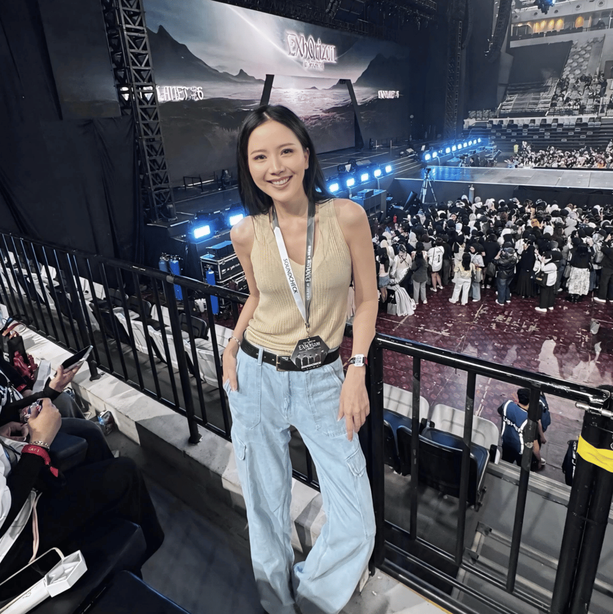 momen artis nonton konser EXO Day 2