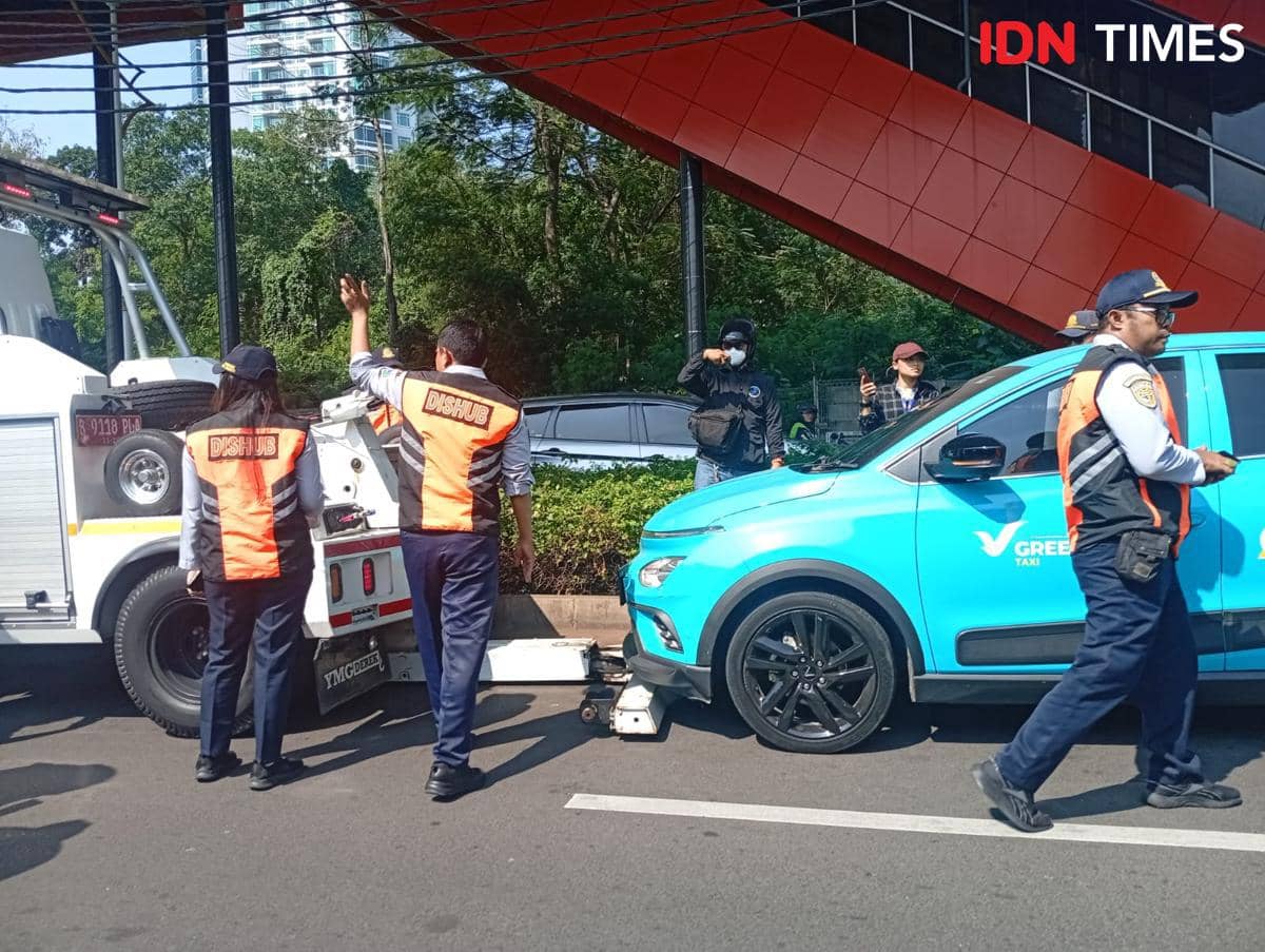 Dishub DKI derek taksi hijau di LRT Dukuh Atas pada Senin (8/6/2026). (IDN Times/Dini Suciatiningrum)