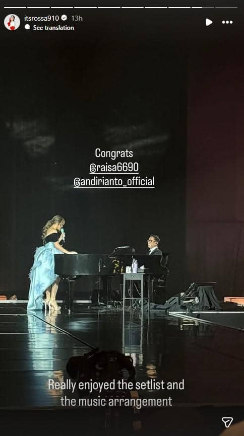 Seorang penyanyi mengenakan gaun biru tampil di atas panggung bersama pianis dalam konser bertema Love & Let Go 2026.