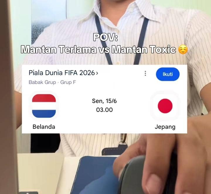 Seorang pria duduk di meja kerja dengan teks meme tentang pertandingan Belanda vs Jepang di Piala Dunia 2026 dan tulisan lucu POV mantan terlama vs mantan toxic.