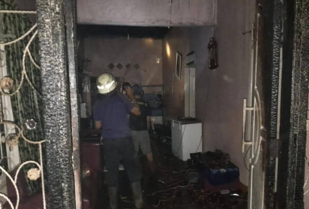 Petugas Damkar Muba saat berjibaku memadamkan api di Sungai Lilin.