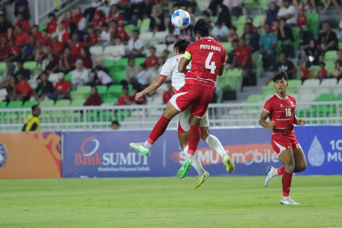 Pemain Timnas Indonesia U-19 I Putu Panji melompat menyundul bola saat menghadapi Vietnam di Stadion Utama Sumut.