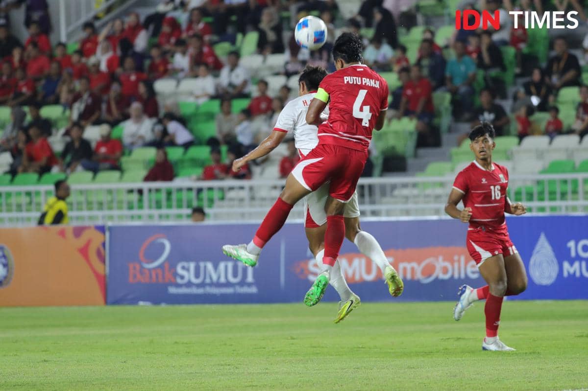 Pemain Timnas Indonesia U-19 I Putu Panji melompat menyundul bola saat menghadapi Vietnam di Stadion Utama Sumut.