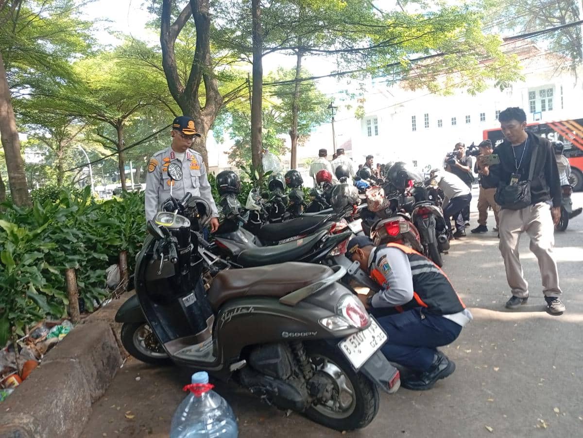 Dishub DKI dan petugas gabungan gelar operasi parkir liar pada Senin (8/6/2026).