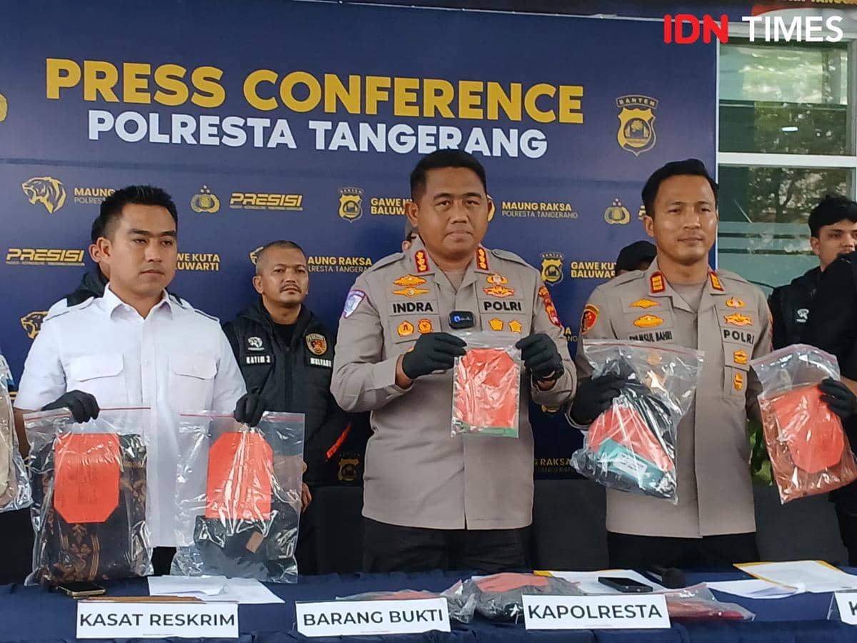 Polisi Polresta Tangerang menggelar konferensi pers sambil menunjukkan barang bukti terkait kasus pembunuhan pedagang cilok di Cikupa.
