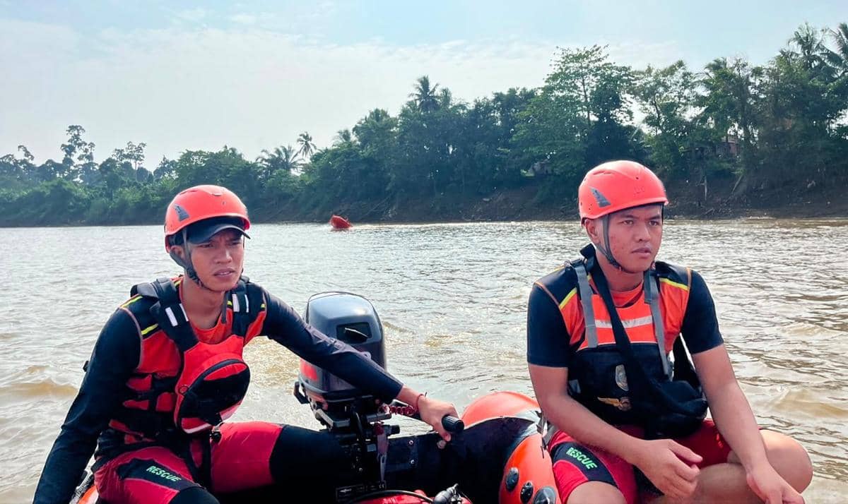 Tim SAR gabungan melakukan pencarian bocah yang tenggelam di Sungai Musi Muba.