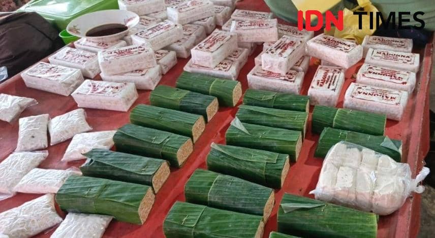 Pedagang tahu tempe di Pasar Randik Sekayu tetap bertahan di harga normal.