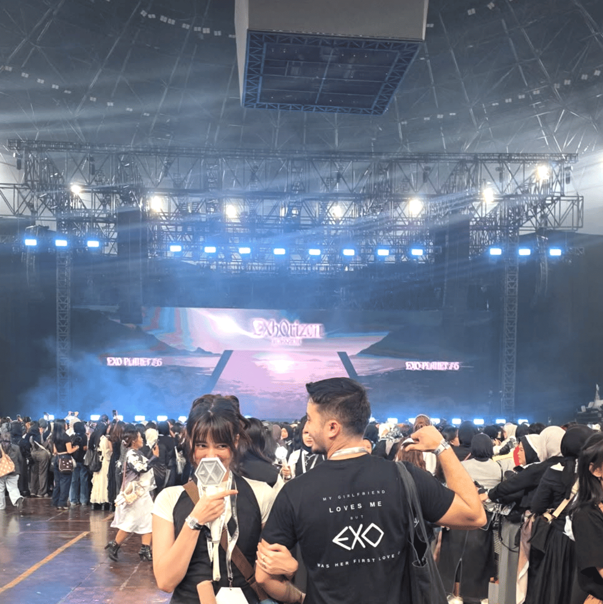 momen artis nonton konser EXO Day 2