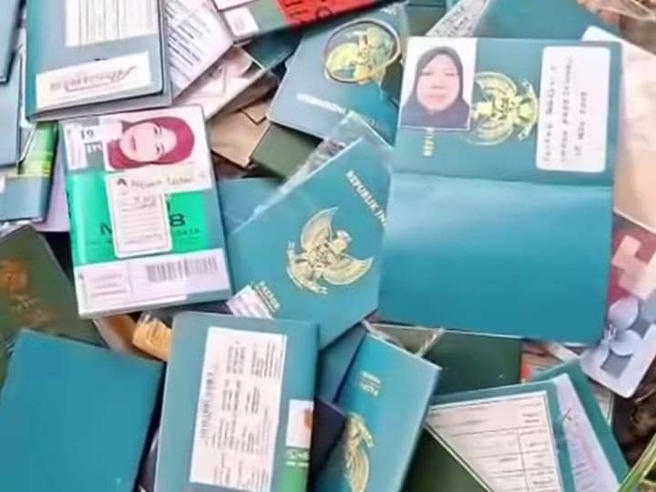 Tumpukan paspor berwarna hijau bertuliskan Republik Indonesia berserakan di pinggir jalan kawasan BSD.