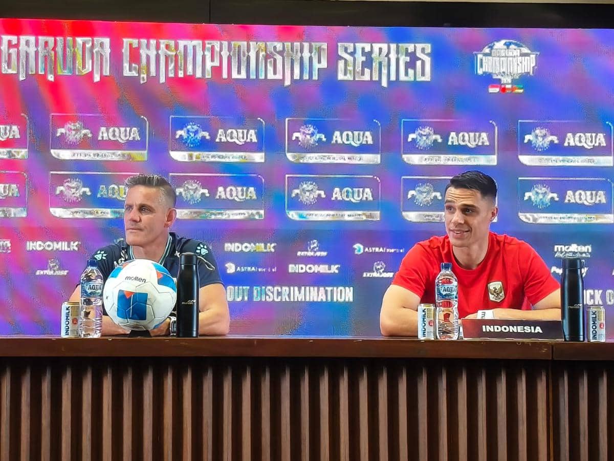 Pelatih Timnas Indonesia John Herdman (kiri) dan pemain Timnas Indonesia Joey Pelupessy (kanan).