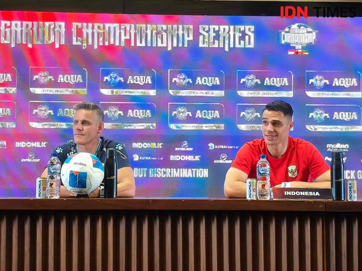 Pelatih Timnas Indonesia John Herdman (kiri) dan pemain Timnas Indonesia Joey Pelupessy (kanan).