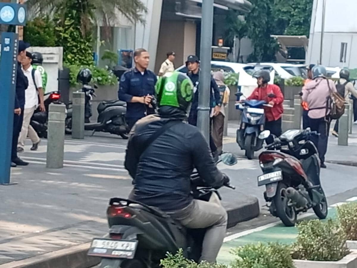 Dishub DKI dan petugas gabungan gelar operasi parkir liar pada Senin (8/6/2026).