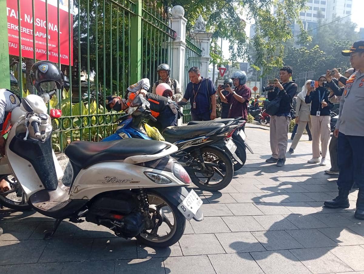 Dishub DKI dan petugas gabungan gelar operasi parkir liar pada Senin (8/6/2026).