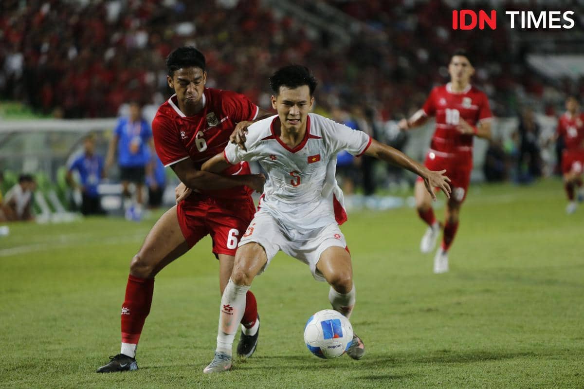 Pemain timnas U-19 Indonesia berebut bola dengan pemain Vietnam dalam pertandingan di Stadion Utama Sumut pada Minggu malam.