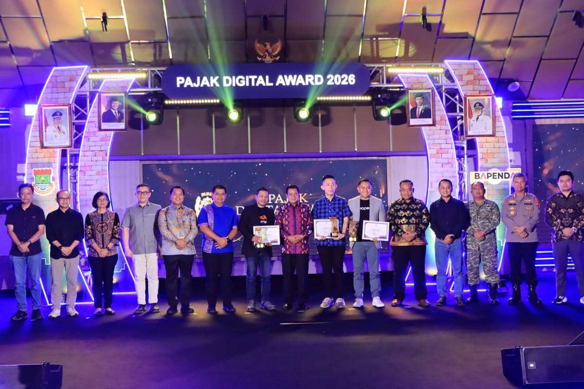 Para penerima penghargaan dan pejabat berfoto bersama di panggung acara Pajak Digital Award 2026 yang digelar Pemkab Tangerang.
