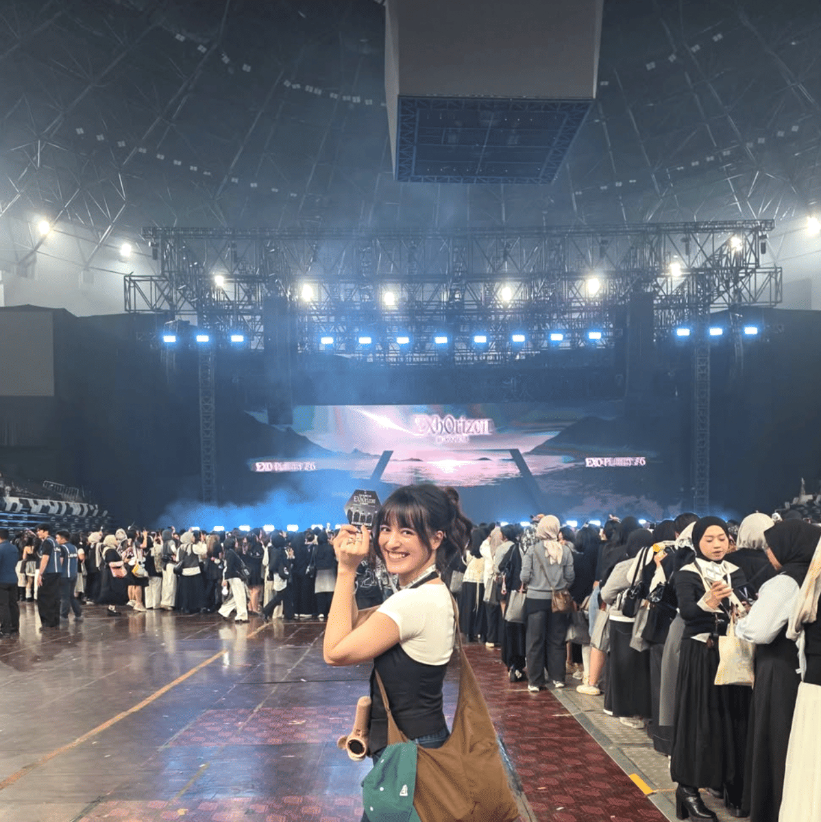 momen artis nonton konser EXO Day 2