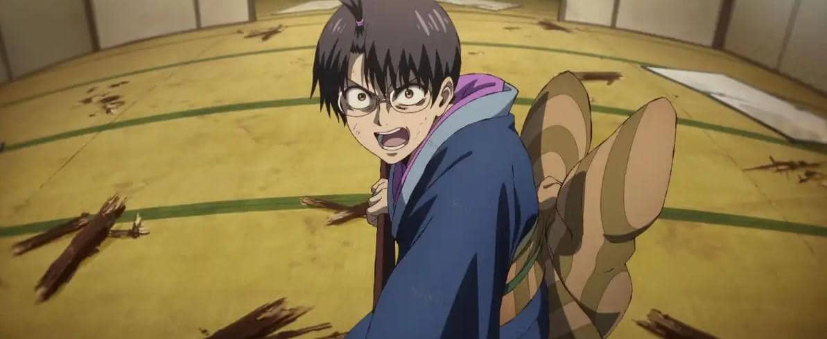 Karakter anime dengan ekspresi terkejut mengenakan kimono biru dan kacamata di ruangan tatami yang rusak dari adegan Gintama Yoshiwara in Flames Arc.