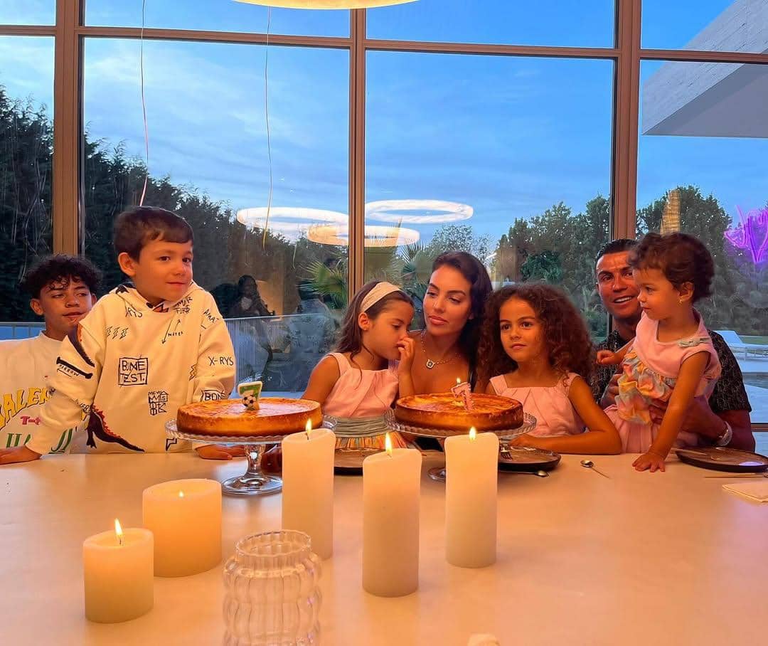5 Gaya Parenting Cristiano Ronaldo dan Georgina, Gak Dimanjakan!