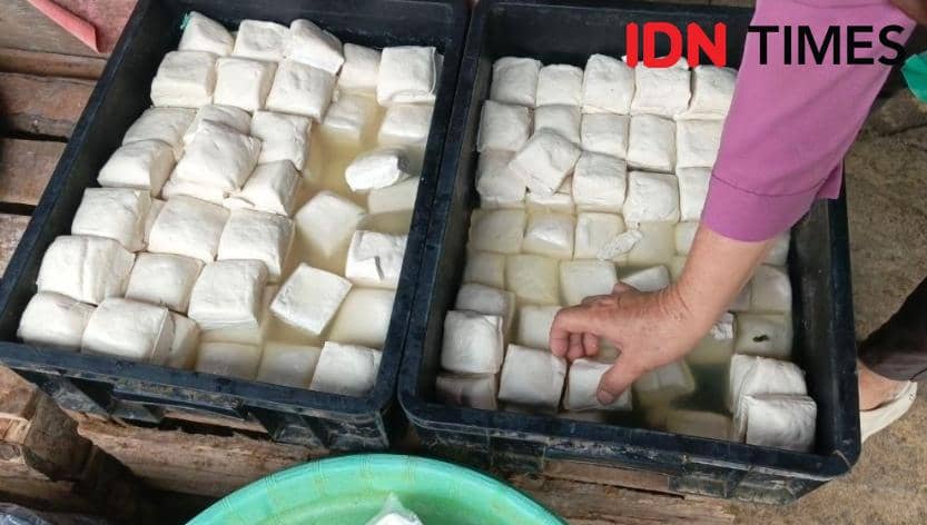 Pedagang tahu tempe di Pasar Randik Sekayu tetap bertahan di harga normal.